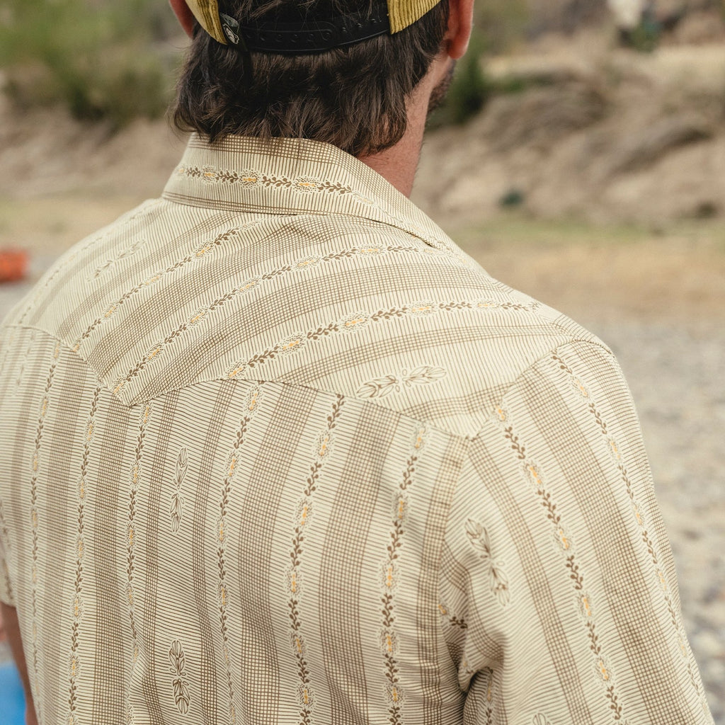 floral cotton pearl snap shirt in Prairie Garland: Dust, collar detail