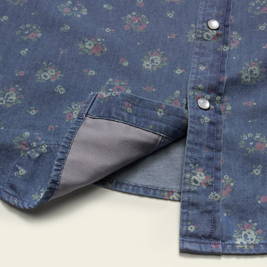 floral cotton pearl snap shirt in Bouquets: Washed Indigo, chest pocket detail